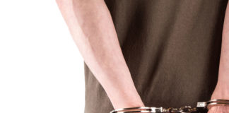 他现在国民服役军中当兵,结束后接下来直接去坐牢……这么哭笑不得的事情到底为什么? 新加坡人没有国民服役被判刑