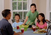 5个你应该在晚餐时间问你孩子的问题,新加坡育儿经